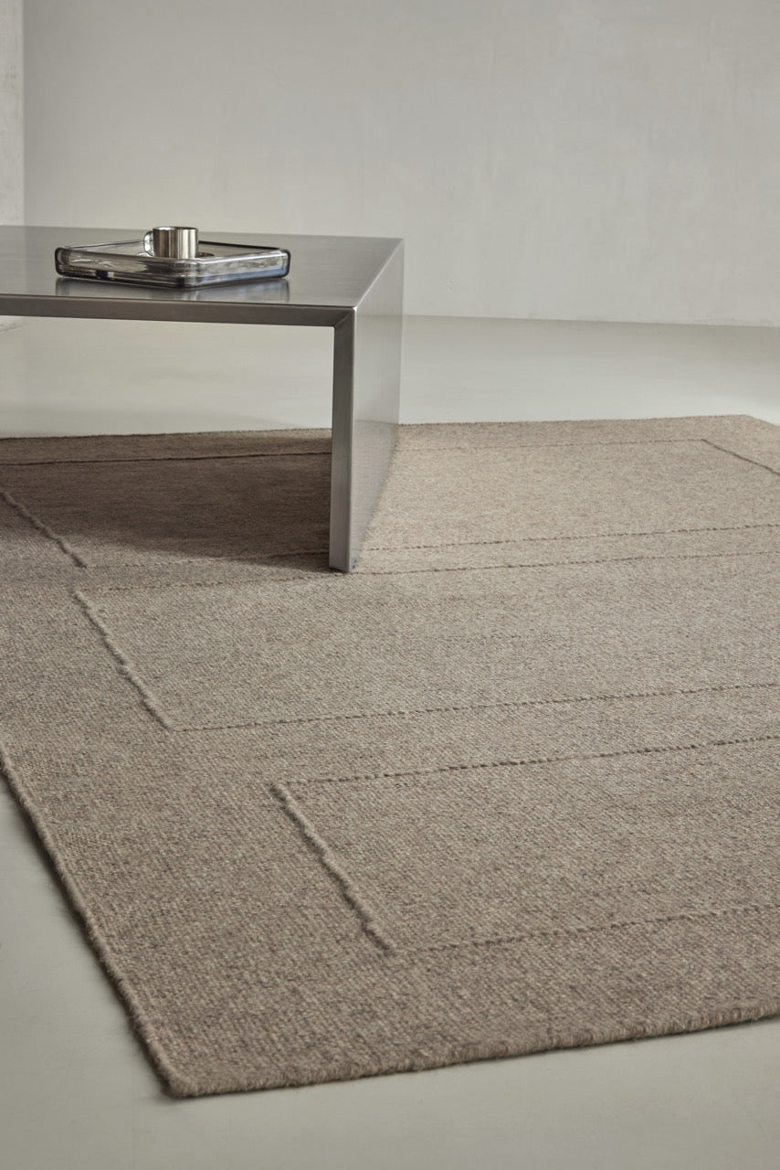 Brink & Campman Senso Blocks Soft Taupe Teppich in Grautaupe mit drei Blöcken im Relief, im Wohnraum, zweite Ansicht