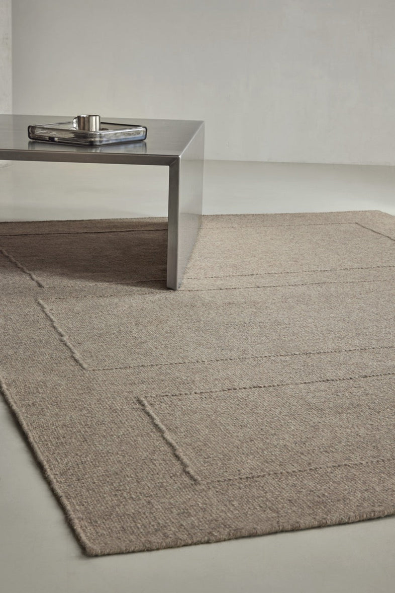 Brink & Campman Senso Blocks Soft Taupe Teppich in Grautaupe mit drei Blöcken im Relief, im Wohnraum, zweite Ansicht