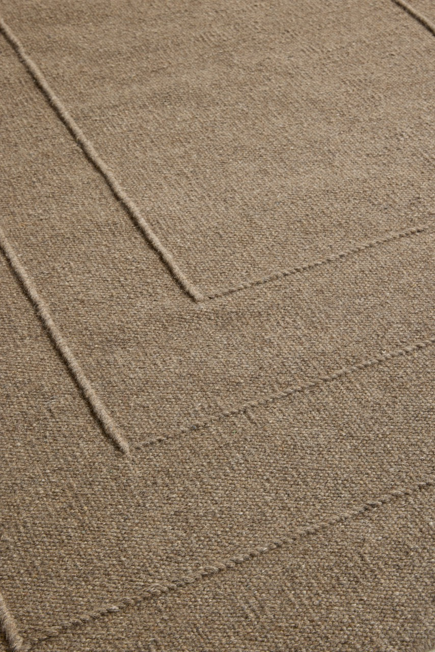 Brink & Campman Senso Border Fur Brown Teppich in Camelbraun mit drei Rahmen im Relief, im Wohnraum, zweite Ansicht