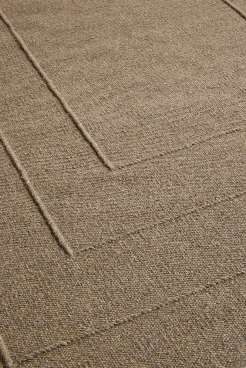 Brink & Campman Senso Border Fur Brown Teppich in Camelbraun mit drei Rahmen im Relief, im Wohnraum, zweite Ansicht