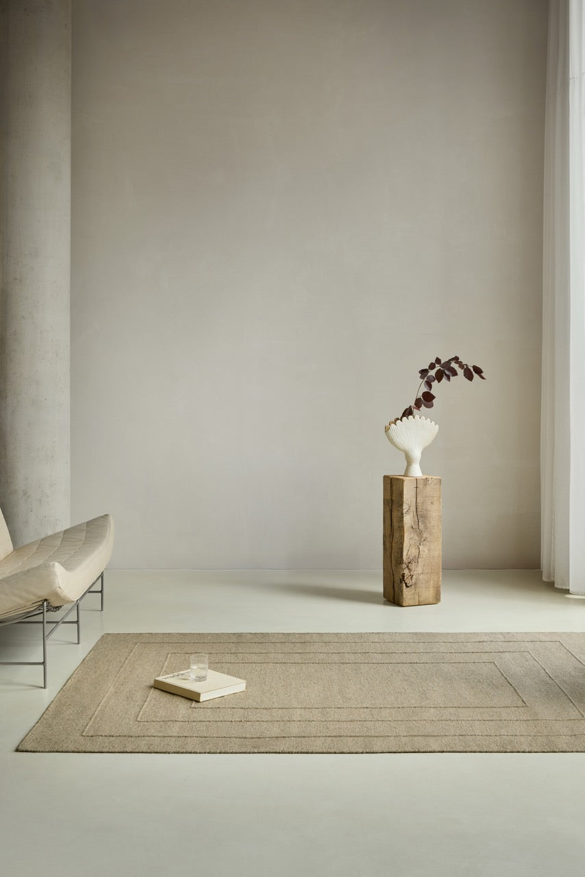 Brink & Campman Senso Border Natural Teppich in Sandbeige mit drei Rahmen im Relief, im Wohnraum