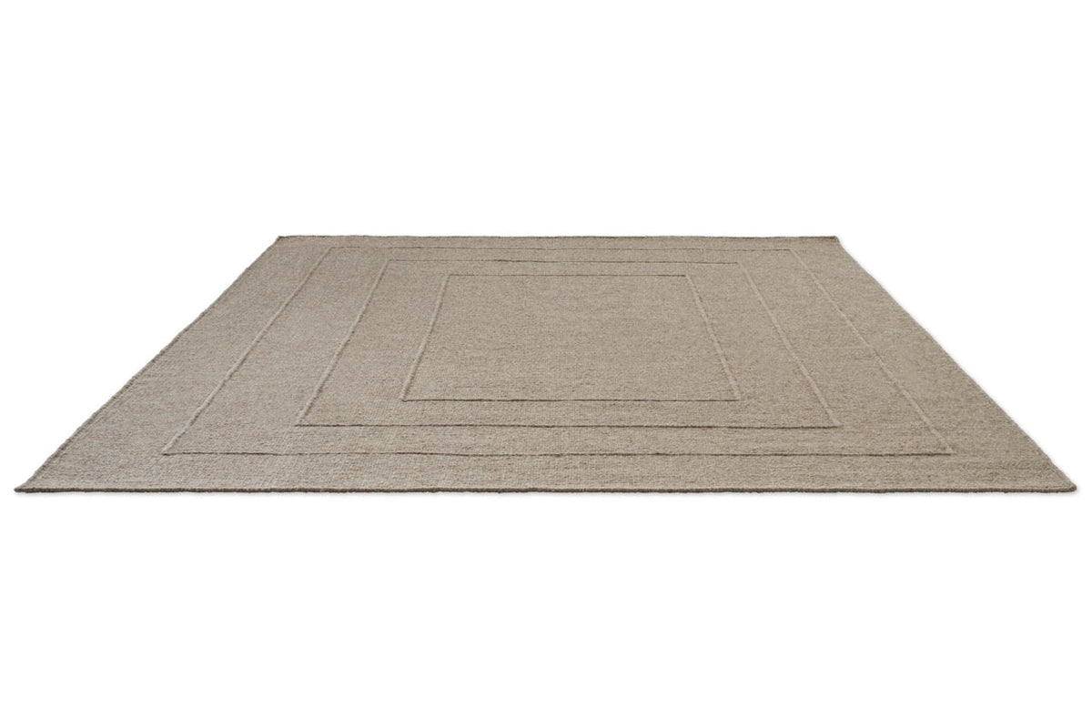 Brink & Campman Senso Border Soft Taupe Teppich in Grautaupe mit drei Rahmen im Relief, Schrägansicht
