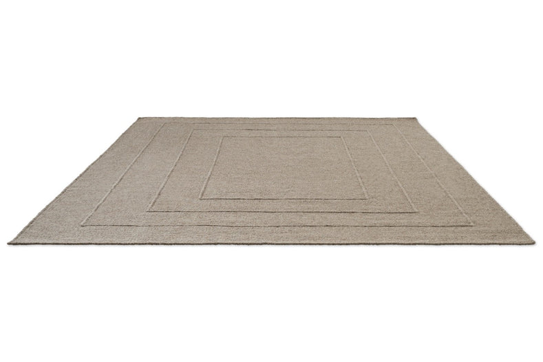 Brink & Campman Senso Border Soft Taupe Teppich in Grautaupe mit drei Rahmen im Relief, Schrägansicht