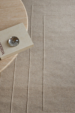 Brink & Campman Senso Border Soft Taupe Teppich in Grautaupe mit drei Rahmen im Relief, im Wohnraum, zweite Ansicht