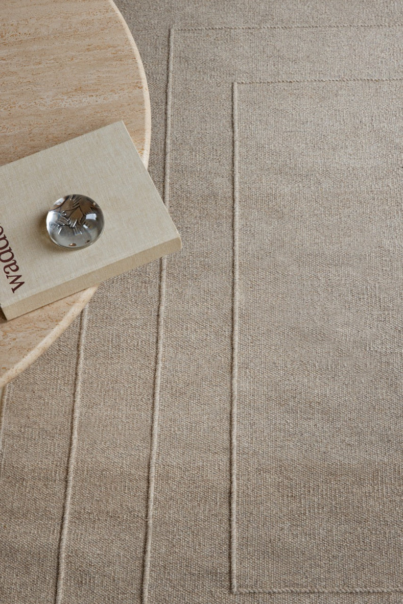 Brink & Campman Senso Border Soft Taupe Teppich in Grautaupe mit drei Rahmen im Relief, im Wohnraum, zweite Ansicht