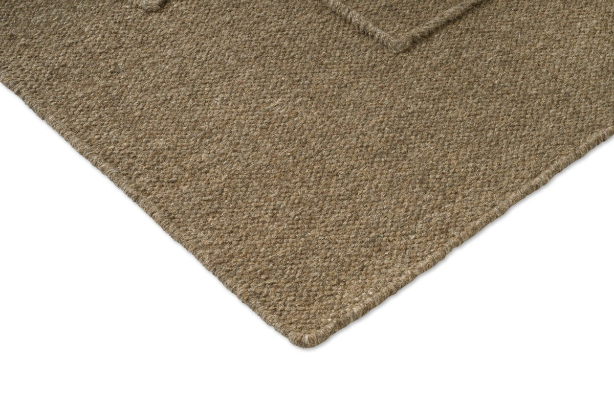 Brink & Campman Senso Level Fur Brown Teppich, Detail von Ecke und Gewebe