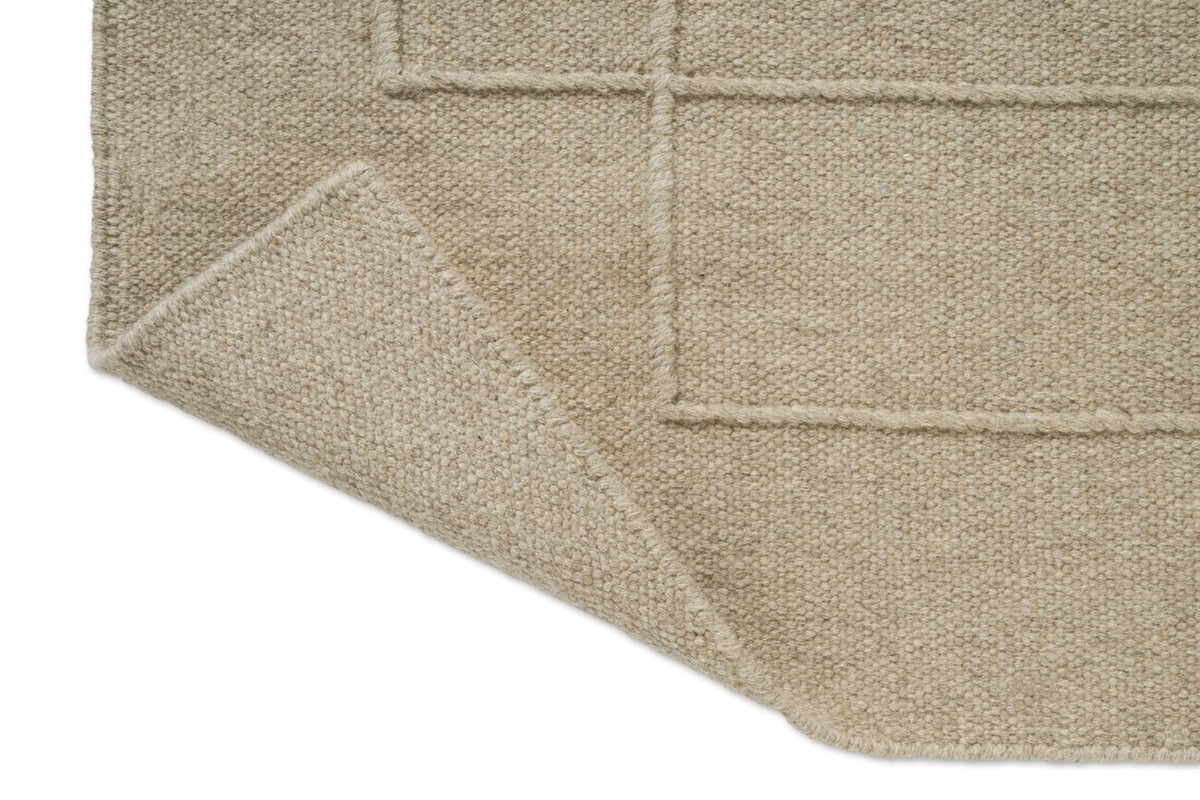 Brink & Campman Senso Level Natural Teppich, Detail von umgeschlagener Ecke und Rückseite