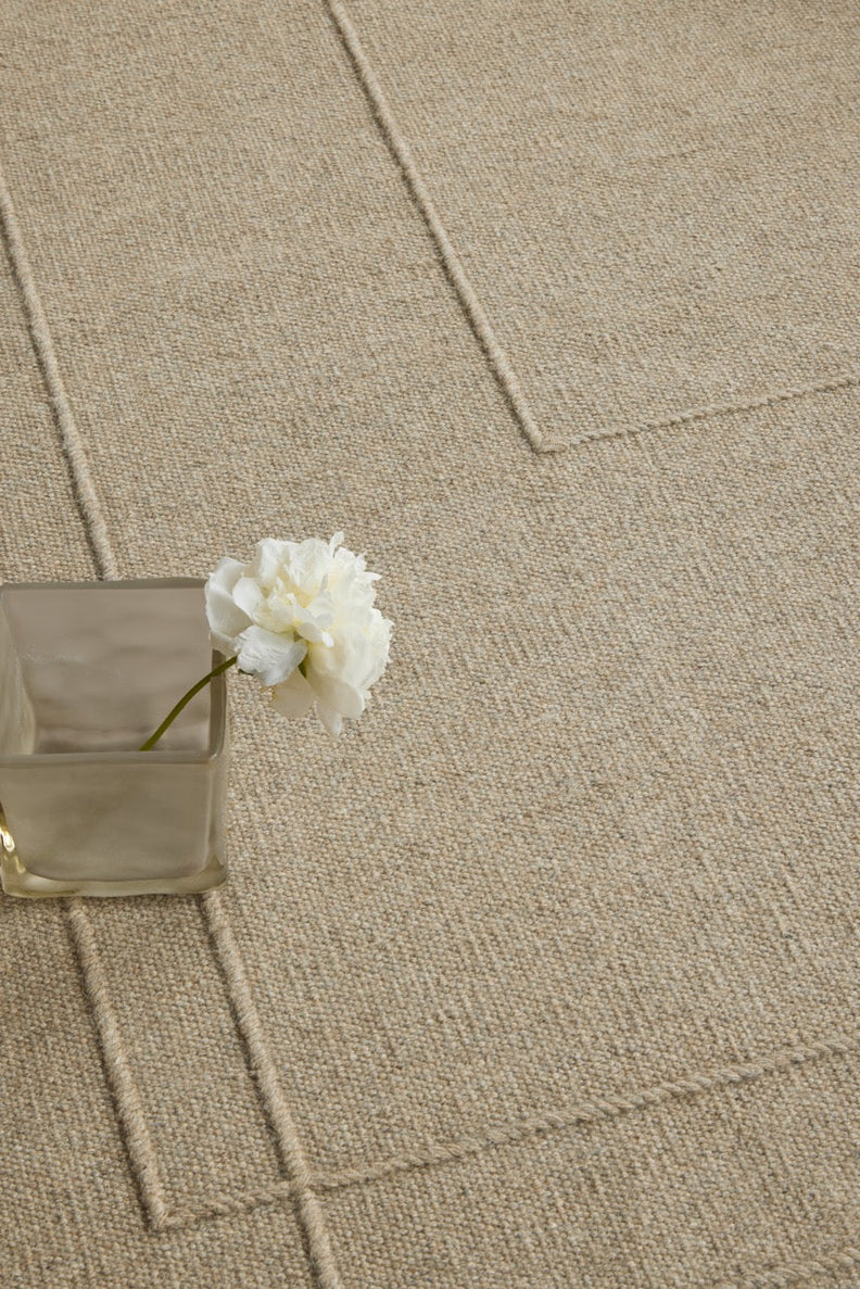 Brink & Campman Senso Level Natural Teppich in Sandbeige mit zwei Rechtecken im Relief, im Wohnraum, zweite Ansicht