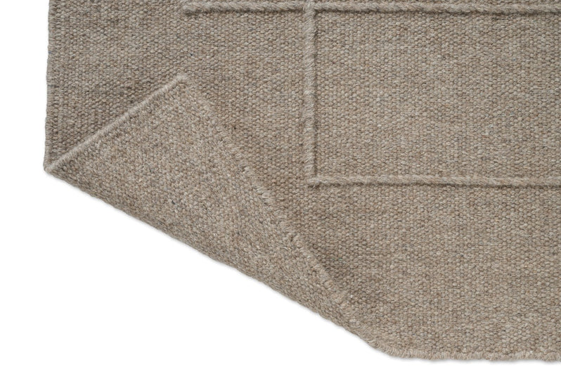 Brink & Campman Senso Level Soft Taupe Teppich, Detail von umgeschlagener Ecke und Rückseite