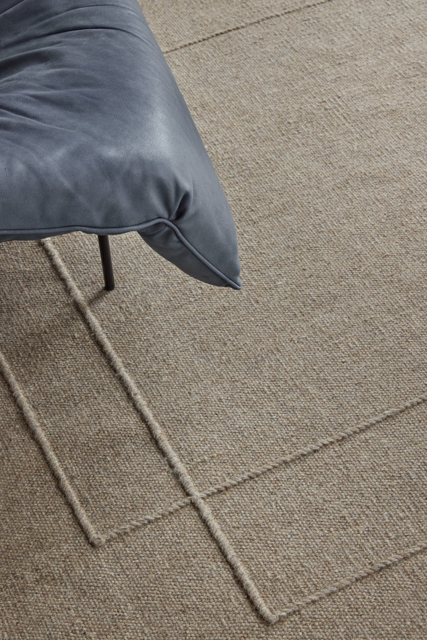 Brink & Campman Senso Level Soft Taupe Teppich in Grautaupe mit zwei Rechtecken im Relief, im Wohnraum, zweite Ansicht