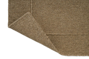 Brink & Campman Senso Planes Fur Brown Teppich, Detail von umgeschlagener Ecke und Rückseite