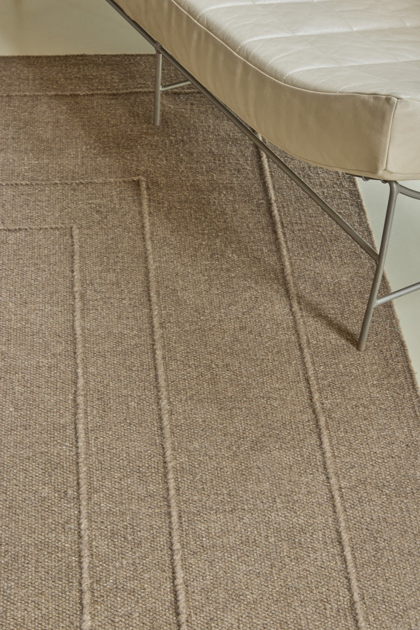 Brink & Campman Senso Planes Fur Brown Teppich in Camelbraun mit überlappenden Rechtecken im Relief, im Wohnraum, zweite Ansicht