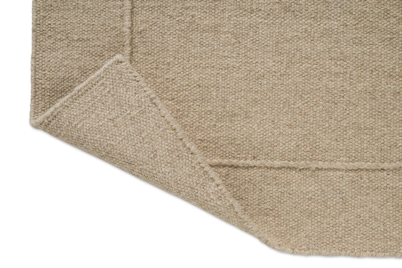 Brink & Campman Senso Planes Natural Teppich, Detail von umgeschlagener Ecke und Rückseite