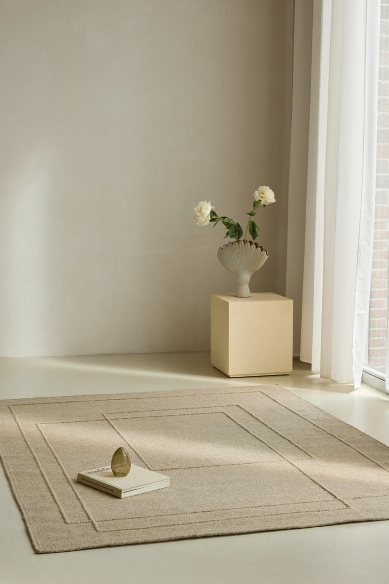 Brink & Campman Senso Planes Natural Teppich in Sandbeige mit überlappenden Rechtecken im Relief, im Wohnraum