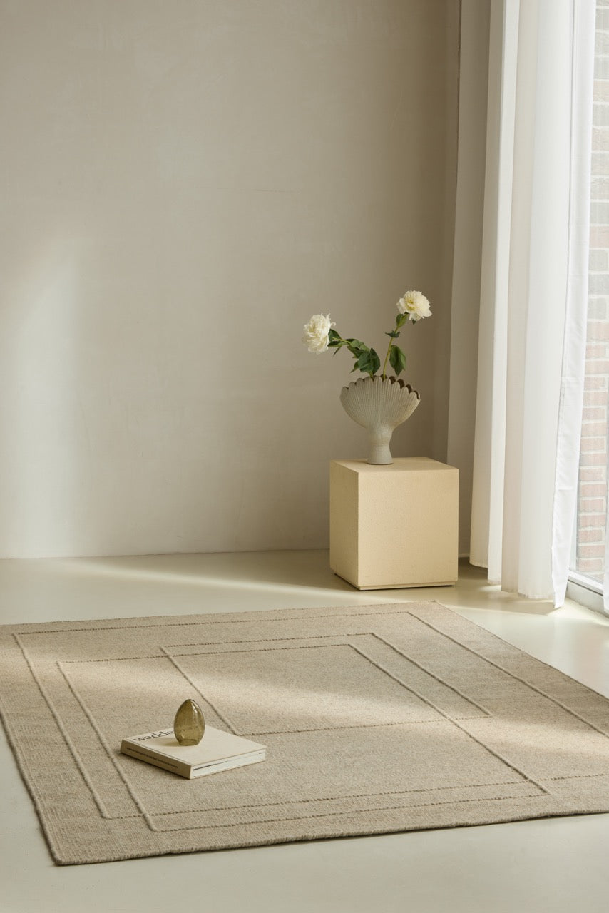 Brink & Campman Senso Planes Natural Teppich in Sandbeige mit überlappenden Rechtecken im Relief, im Wohnraum