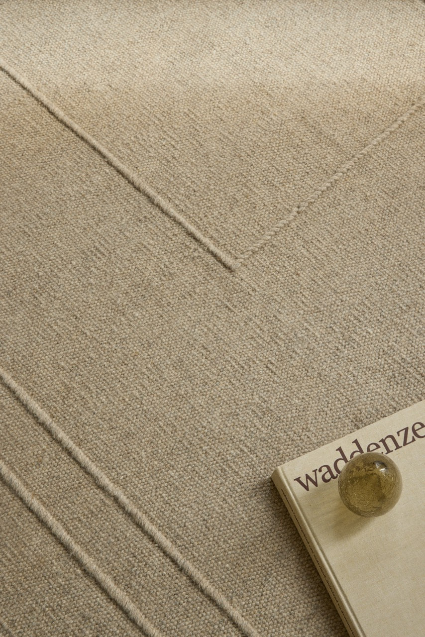 Brink & Campman Senso Planes Natural Teppich in Sandbeige mit überlappenden Rechtecken im Relief, im Wohnraum, zweite Ansicht