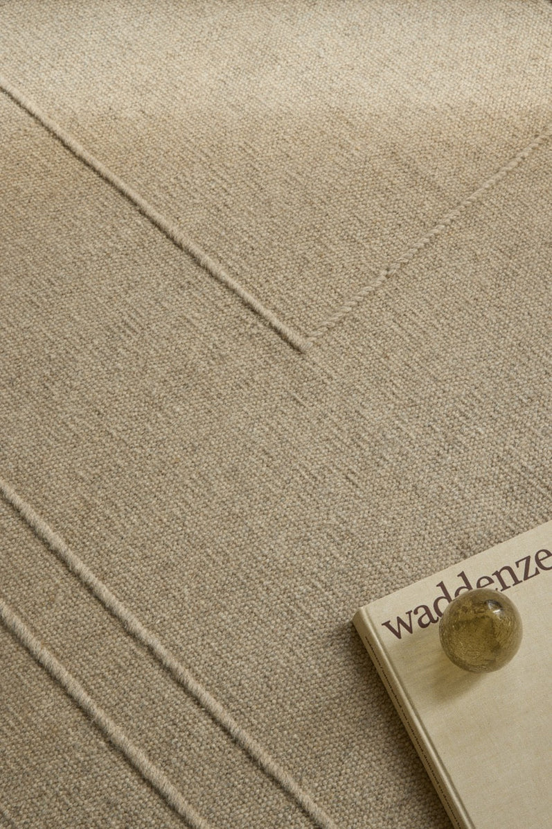 Brink & Campman Senso Planes Natural Teppich in Sandbeige mit überlappenden Rechtecken im Relief, im Wohnraum, zweite Ansicht