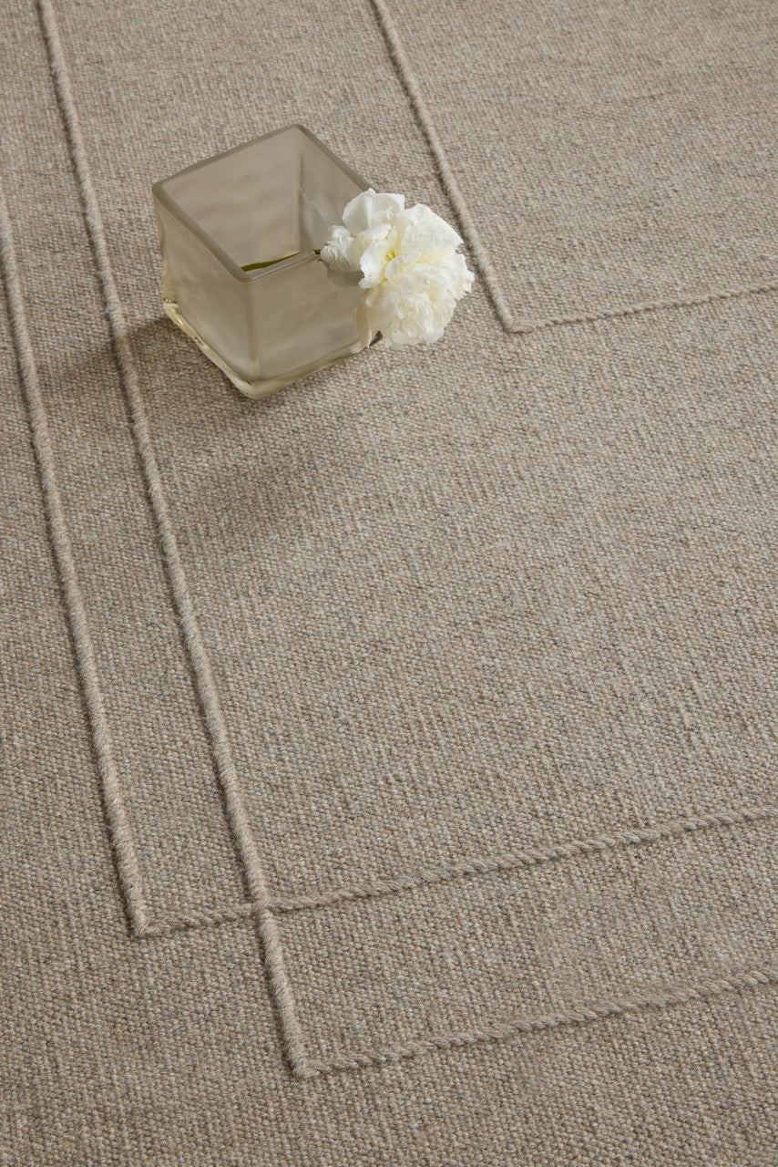 Brink & Campman Senso Planes Soft Taupe Teppich in Grautaupe mit überlappenden Rechtecken im Relief, im Wohnraum, zweite Ansicht