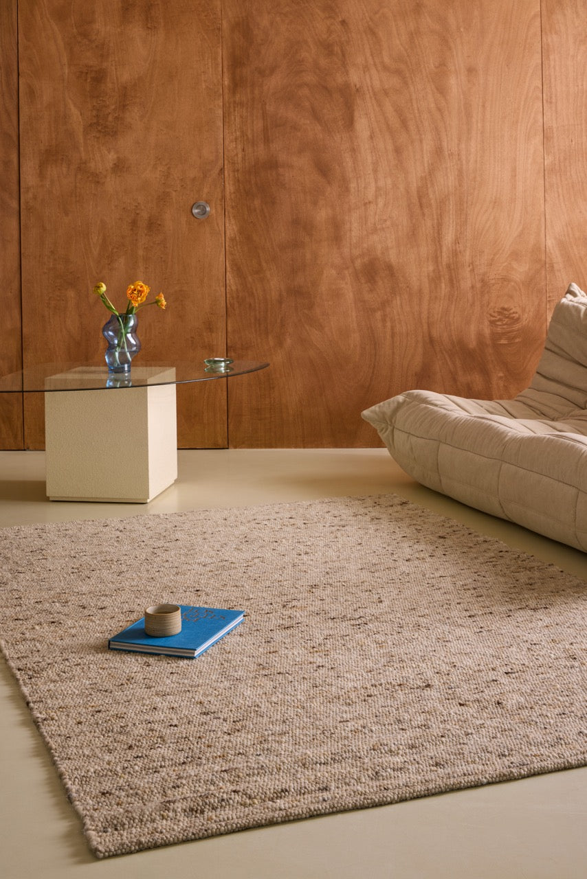 Brink & Campman Sober Natural Teppich in Haferbeige und Creme mit braunen Sprenkeln, im Wohnraum