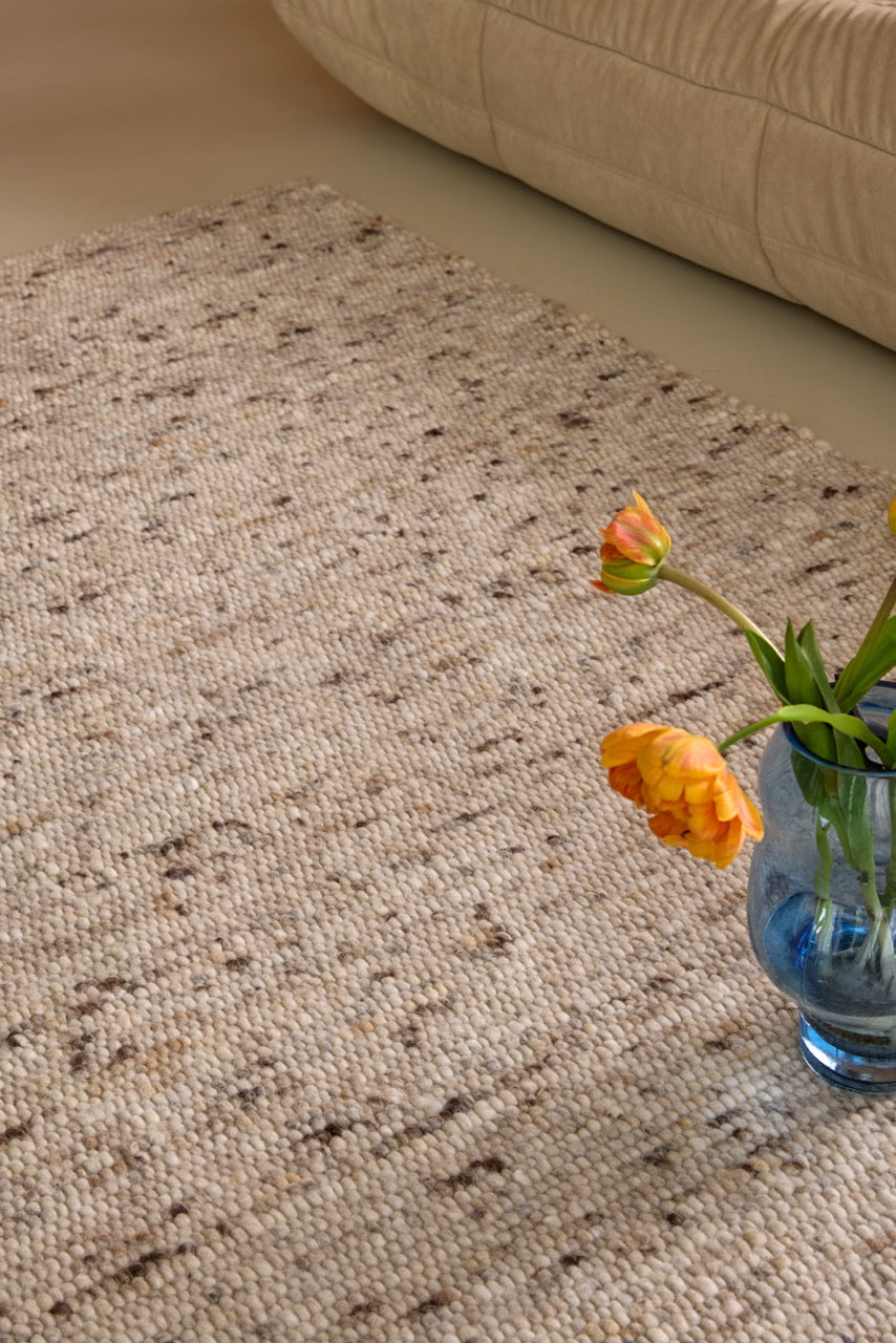 Brink & Campman Sober Natural Teppich in Haferbeige und Creme mit braunen Sprenkeln, im Wohnraum, zweite Ansicht