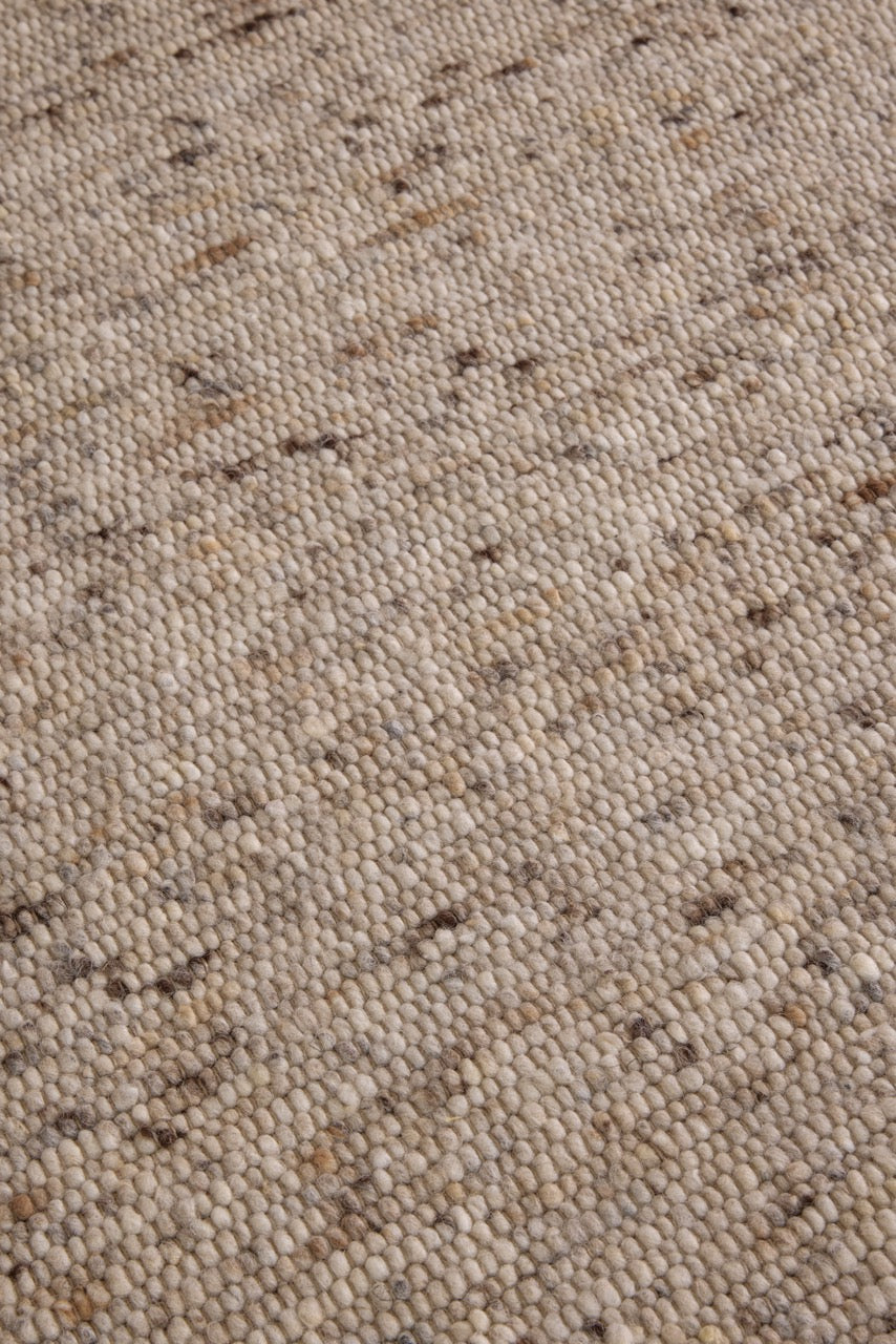 Brink & Campman Sober Natural Teppich in Haferbeige und Creme mit braunen Sprenkeln, im Wohnraum, dritte Ansicht