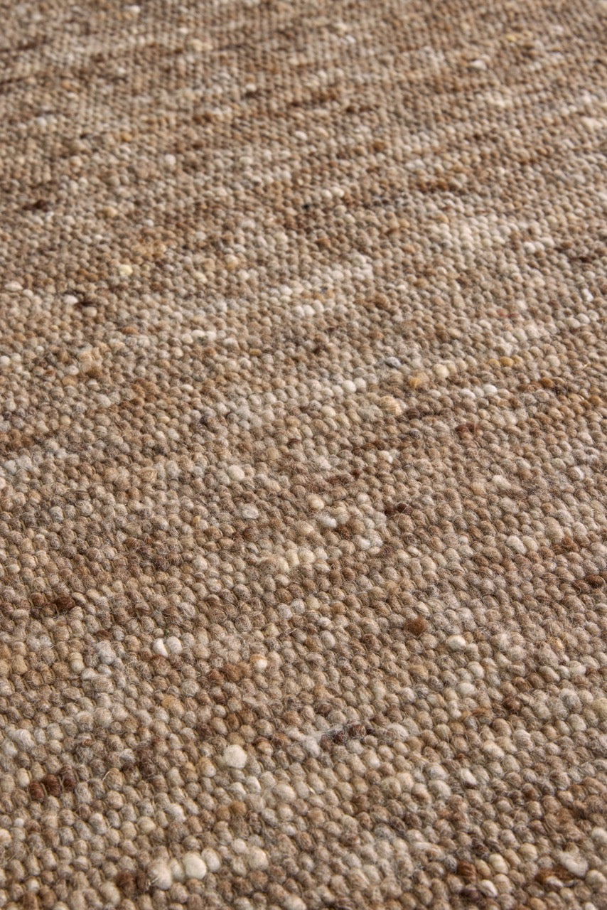 Brink & Campman Sober Soft Brown Teppich in meliertem Braun und Taupe, im Wohnraum, dritte Ansicht