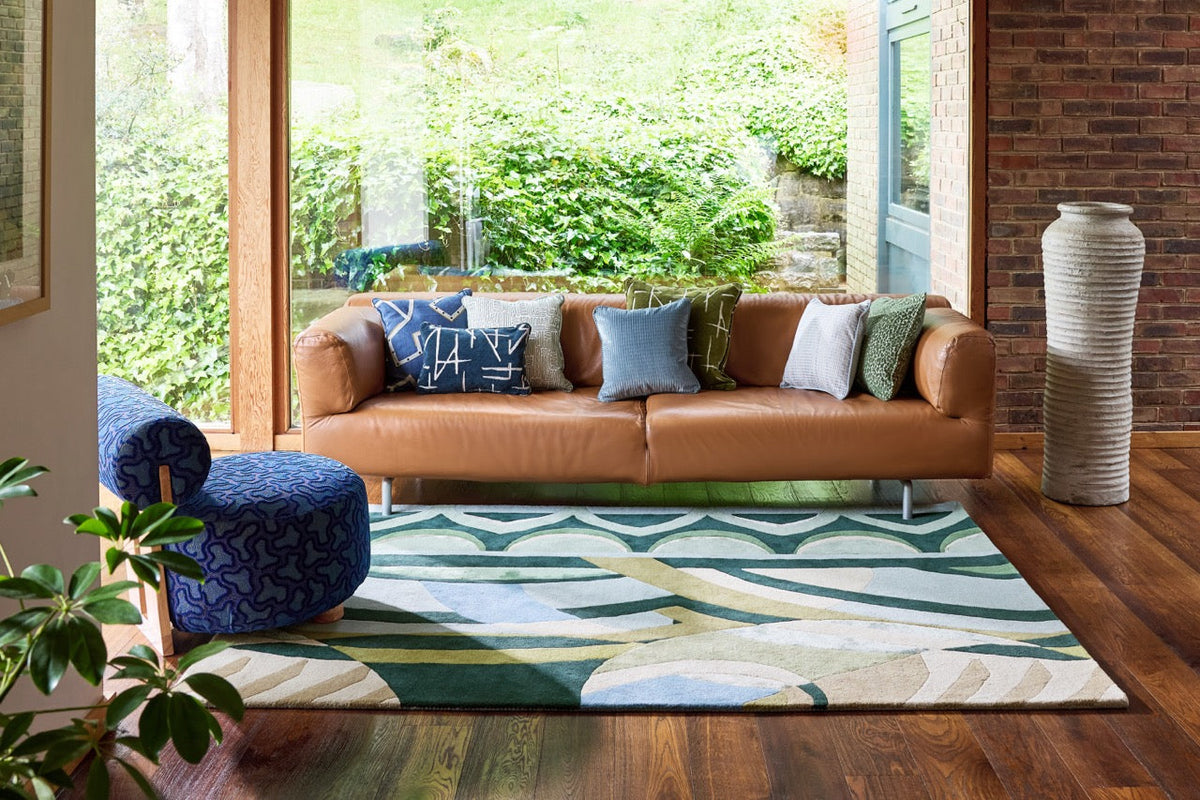 Harlequin Atelier Lagoon Teppich in Flaschengrün, Seegrün und Himmelblau, im Wohnraum
