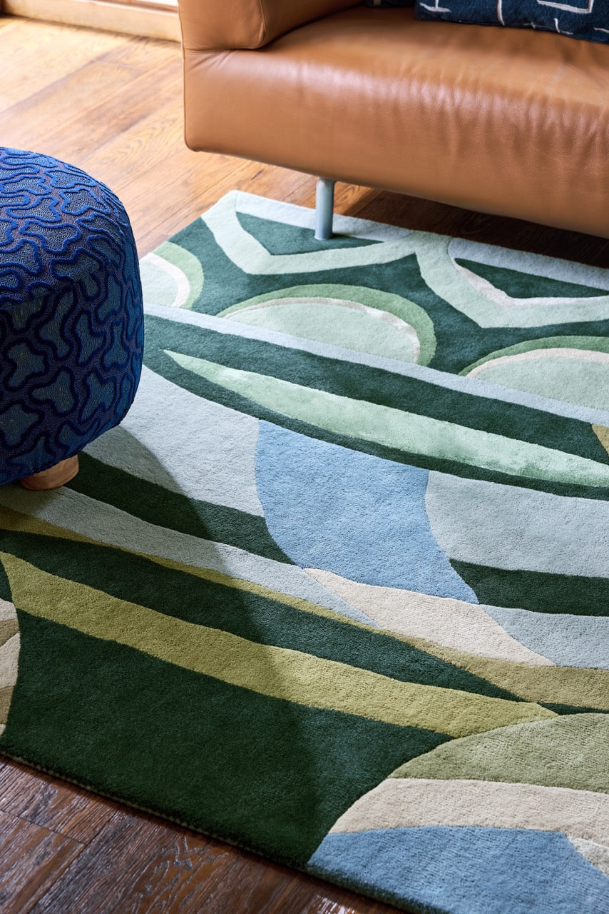 Harlequin Atelier Lagoon Teppich in Flaschengrün, Seegrün und Himmelblau, im Wohnraum, zweite Ansicht