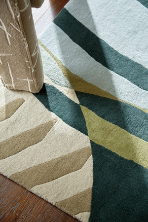 Harlequin Atelier Lagoon Teppich in Flaschengrün, Seegrün und Himmelblau, im Wohnraum, dritte Ansicht