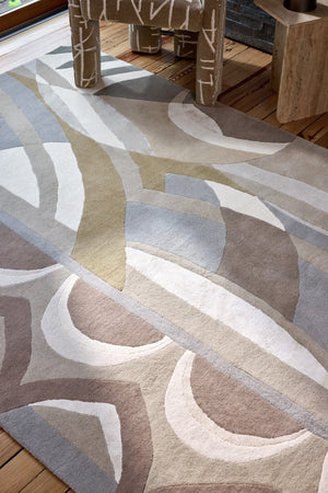 Harlequin Atelier Pebble Teppich in Stein, Taupe und Taubengrau, im Wohnraum, zweite Ansicht