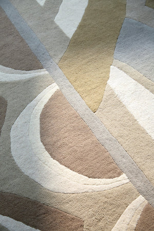 Harlequin Atelier Pebble Teppich in Stein, Taupe und Taubengrau, im Wohnraum, dritte Ansicht