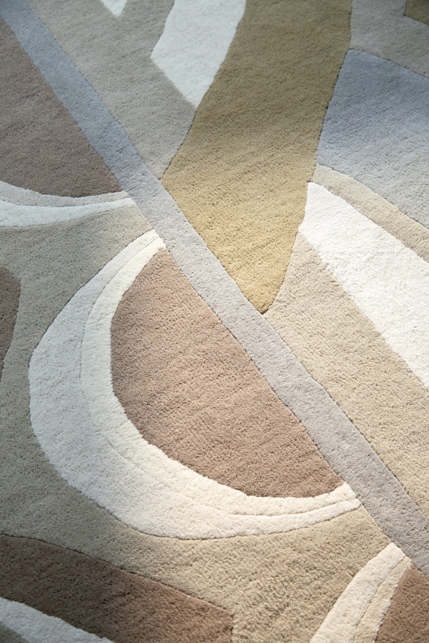 Harlequin Atelier Pebble Teppich in Stein, Taupe und Taubengrau, im Wohnraum, dritte Ansicht