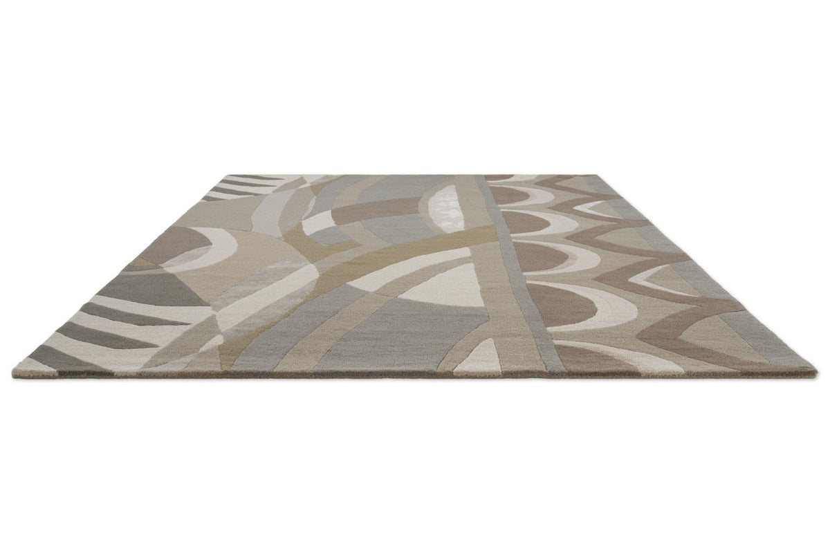 Harlequin Atelier Pebble Teppich in Stein, Taupe und Taubengrau, Schrägansicht