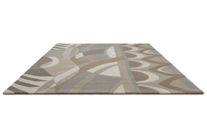 Harlequin Atelier Pebble Teppich in Stein, Taupe und Taubengrau, Schrägansicht