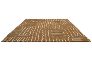 Harlequin Hollow Tan Teppich in Karamell mit elfenbeinfarbenen Linien, Schrägansicht