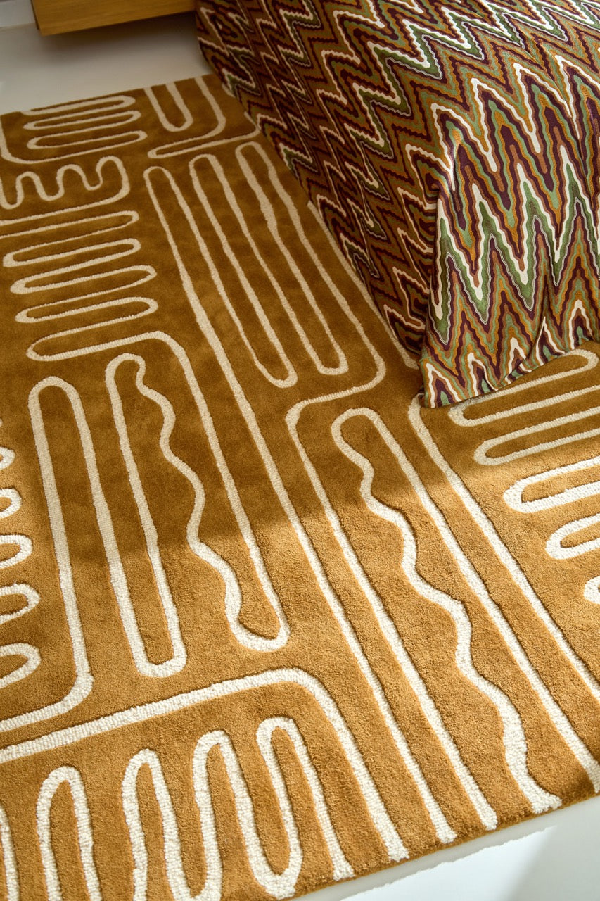 Harlequin Hollow Tan Teppich in Karamell mit elfenbeinfarbenen Linien, im Wohnraum, zweite Ansicht