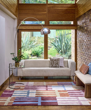 Harlequin Monolith Cinnabar Amber Teppich in gebranntem Orange, Weinrot und Jeansblau, im Wohnraum