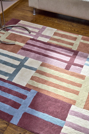 Harlequin Monolith Cinnabar Amber Teppich in gebranntem Orange, Weinrot und Jeansblau, im Wohnraum, zweite Ansicht