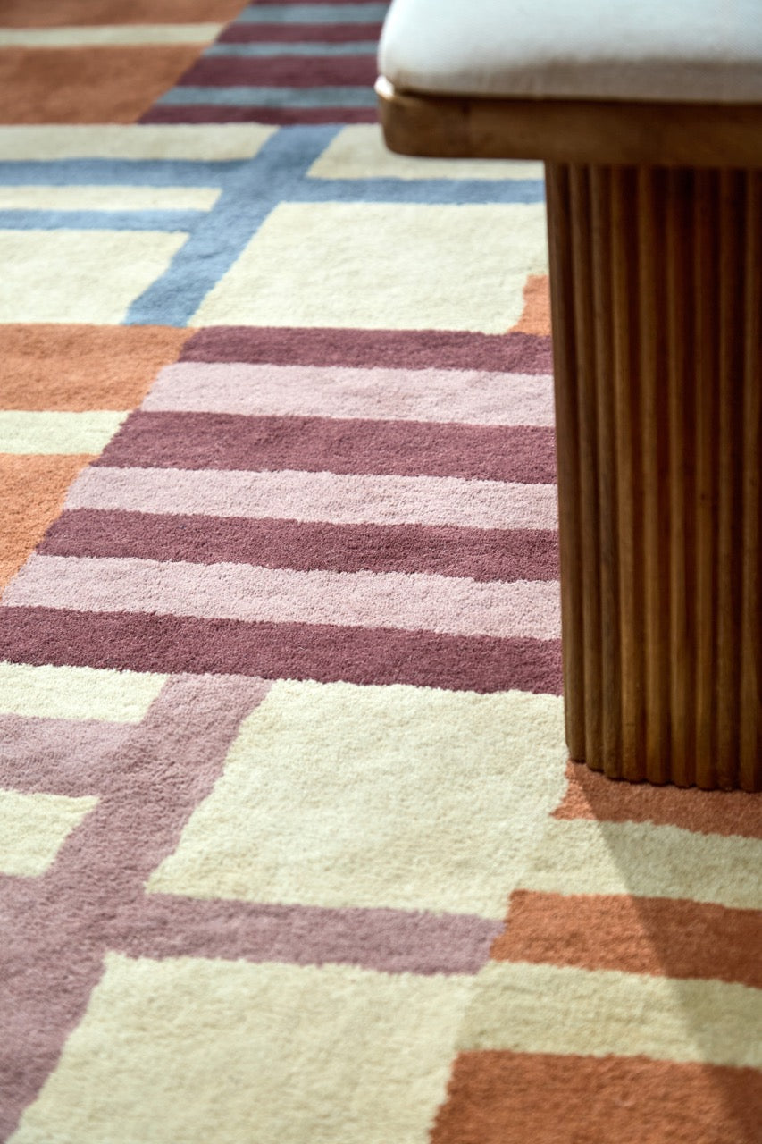 Harlequin Monolith Cinnabar Amber Teppich in gebranntem Orange, Weinrot und Jeansblau, im Wohnraum, dritte Ansicht