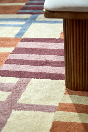 Harlequin Monolith Cinnabar Amber Teppich in gebranntem Orange, Weinrot und Jeansblau, im Wohnraum, dritte Ansicht