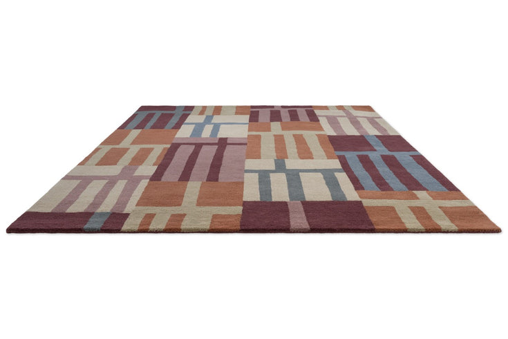 Harlequin Monolith Cinnabar Amber Teppich in gebranntem Orange, Weinrot und Jeansblau, Schrägansicht