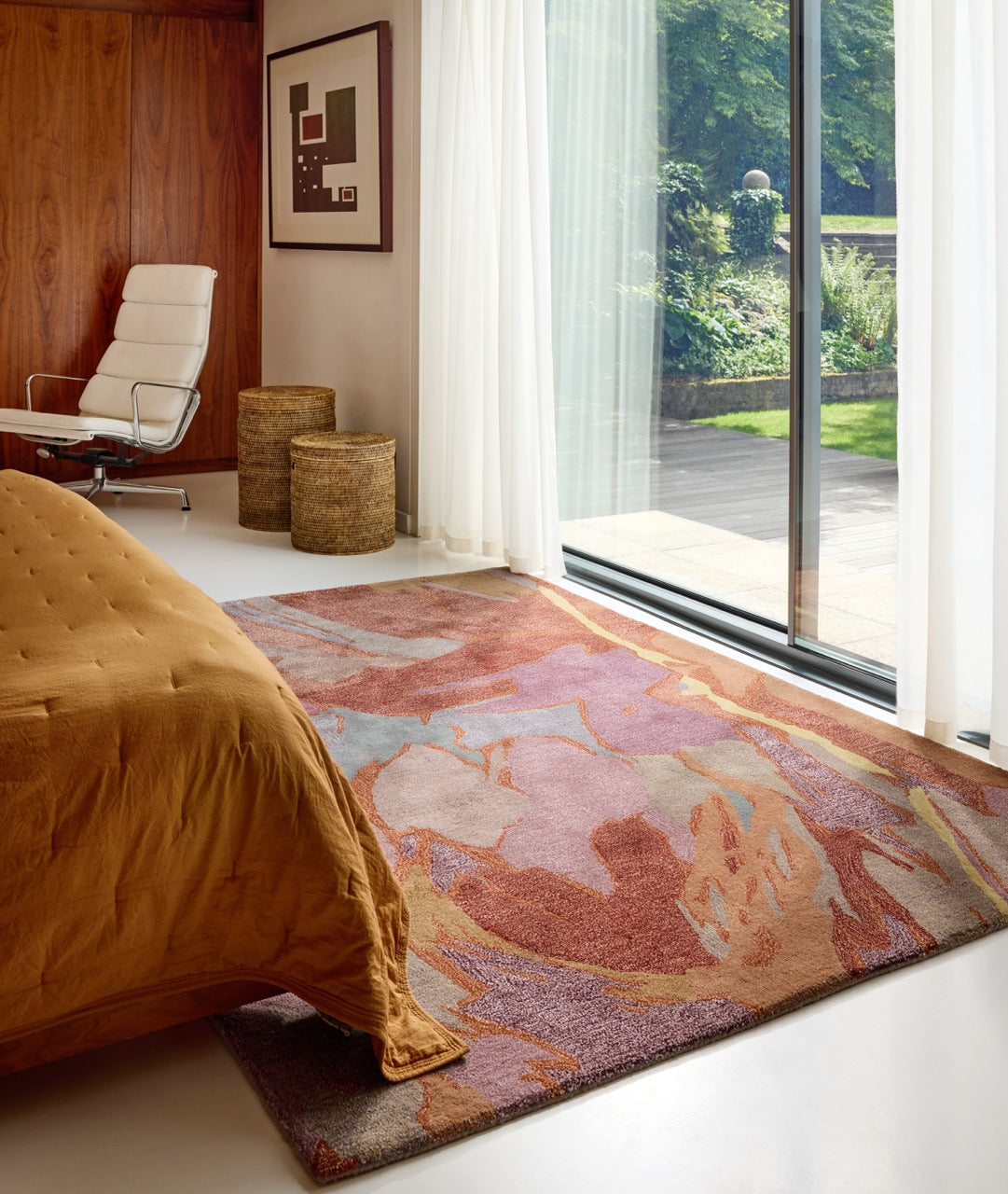 Harlequin Saltillo Rosewood Teppich in Terrakotta, Rost und Flieder, im Wohnraum
