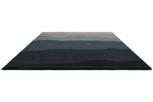 Harlequin Sedimentary Midnight Teppich in Petrolblau und Nachtblau, Schrägansicht