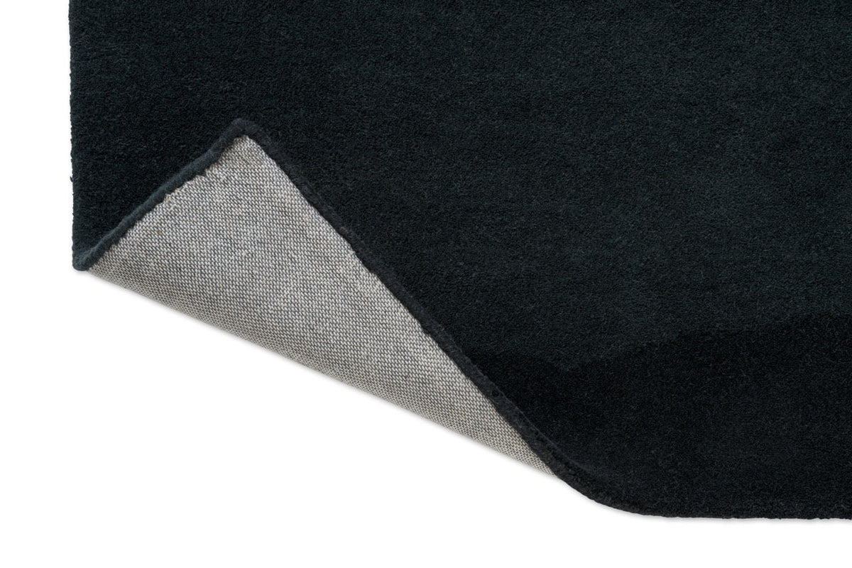 Harlequin Sedimentary Midnight Teppich, Detail von umgeschlagener Ecke und Rücken