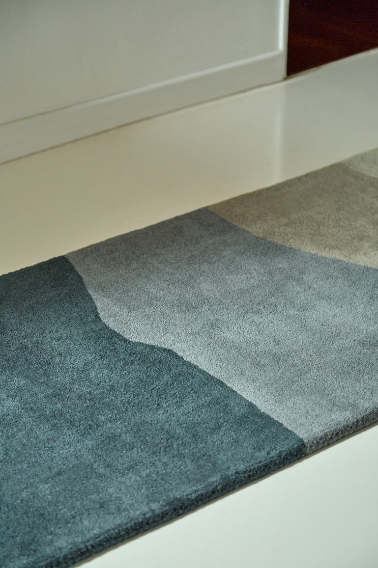 Harlequin Sedimentary Midnight Läufer in Petrolblau und Nachtblau, im Wohnraum, zweite Ansicht