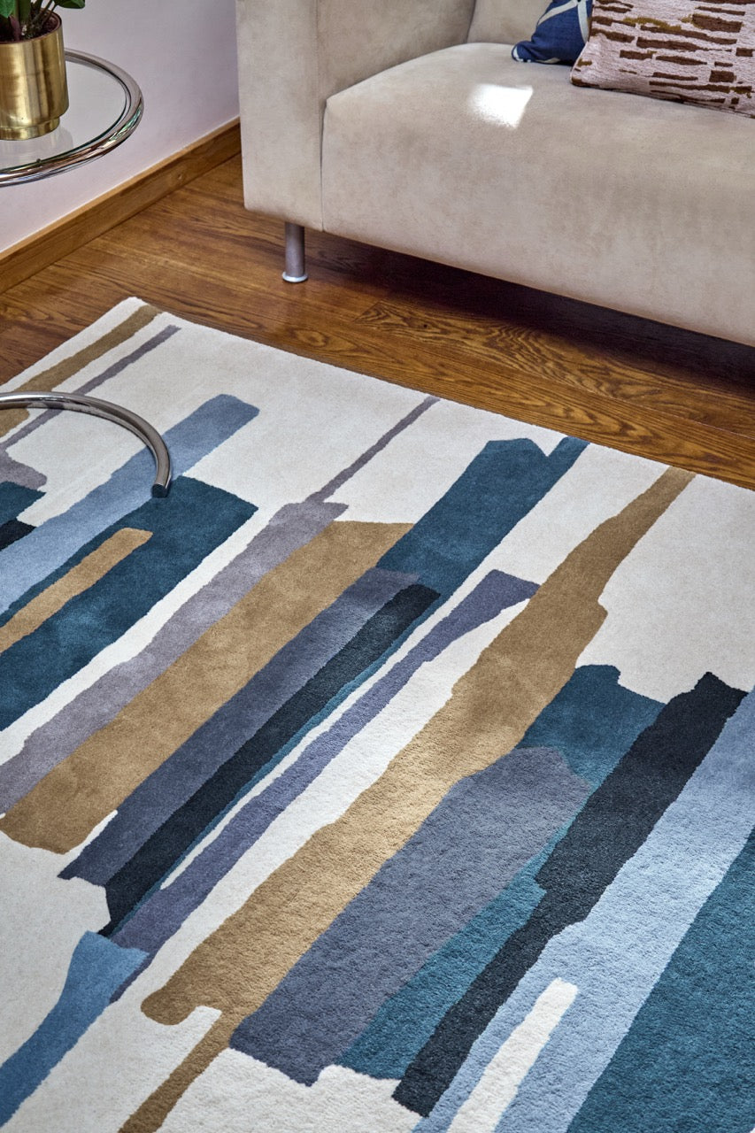 Harlequin Zeal Indigo Teppich in Elfenbein mit blauen und ockerfarbenen Pinselstrichen, im Wohnraum, zweite Ansicht