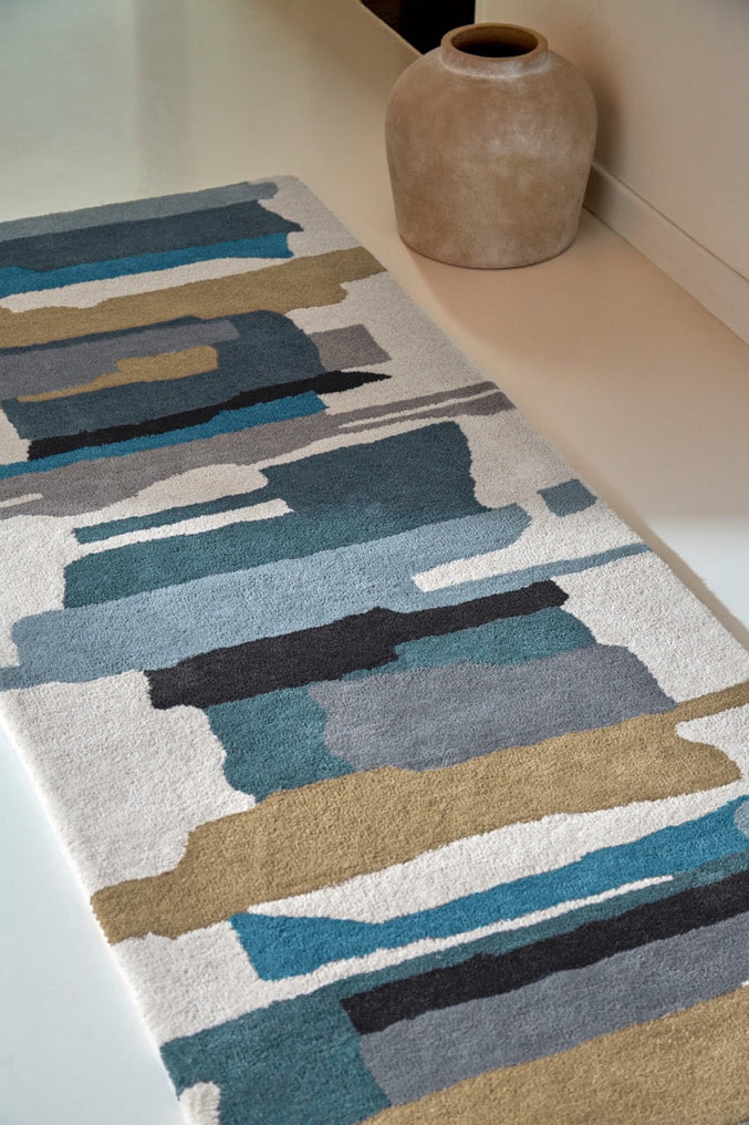 Harlequin Zeal Indigo Läufer in Elfenbein mit blauen und ockerfarbenen Pinselstrichen, im Wohnraum