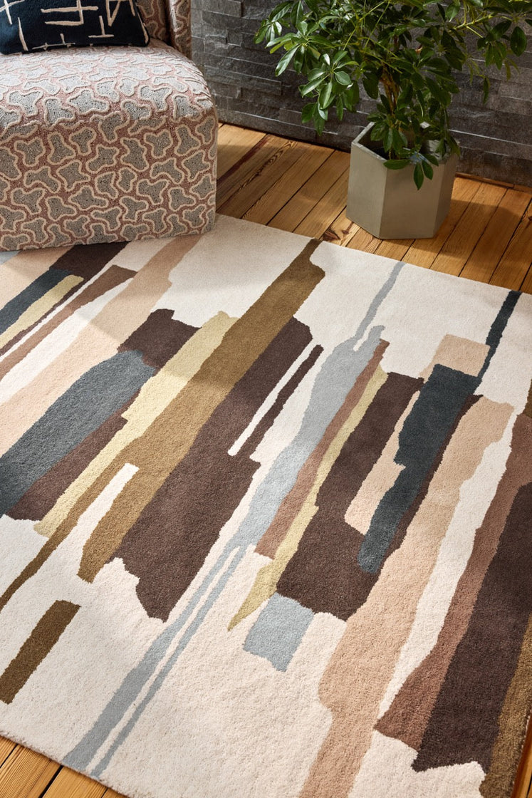 Harlequin Zeal Taupe Teppich in Elfenbein mit braunen und roséfarbenen Pinselstrichen, im Wohnraum, zweite Ansicht