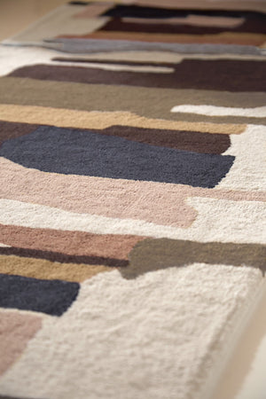 Harlequin Zeal Taupe Läufer in Elfenbein mit braunen und roséfarbenen Pinselstrichen, im Wohnraum, zweite Ansicht