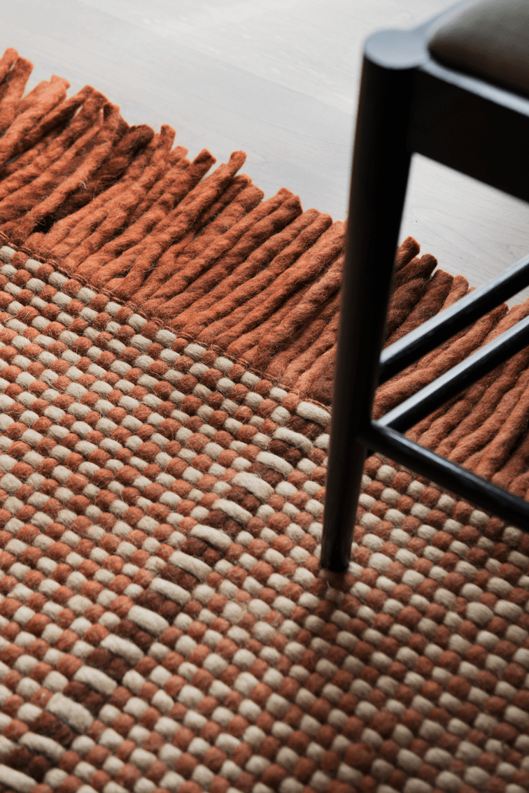 Wollteppich Rost Layered Cord Burgundy Rust, Detail von Gewebe und Fransen